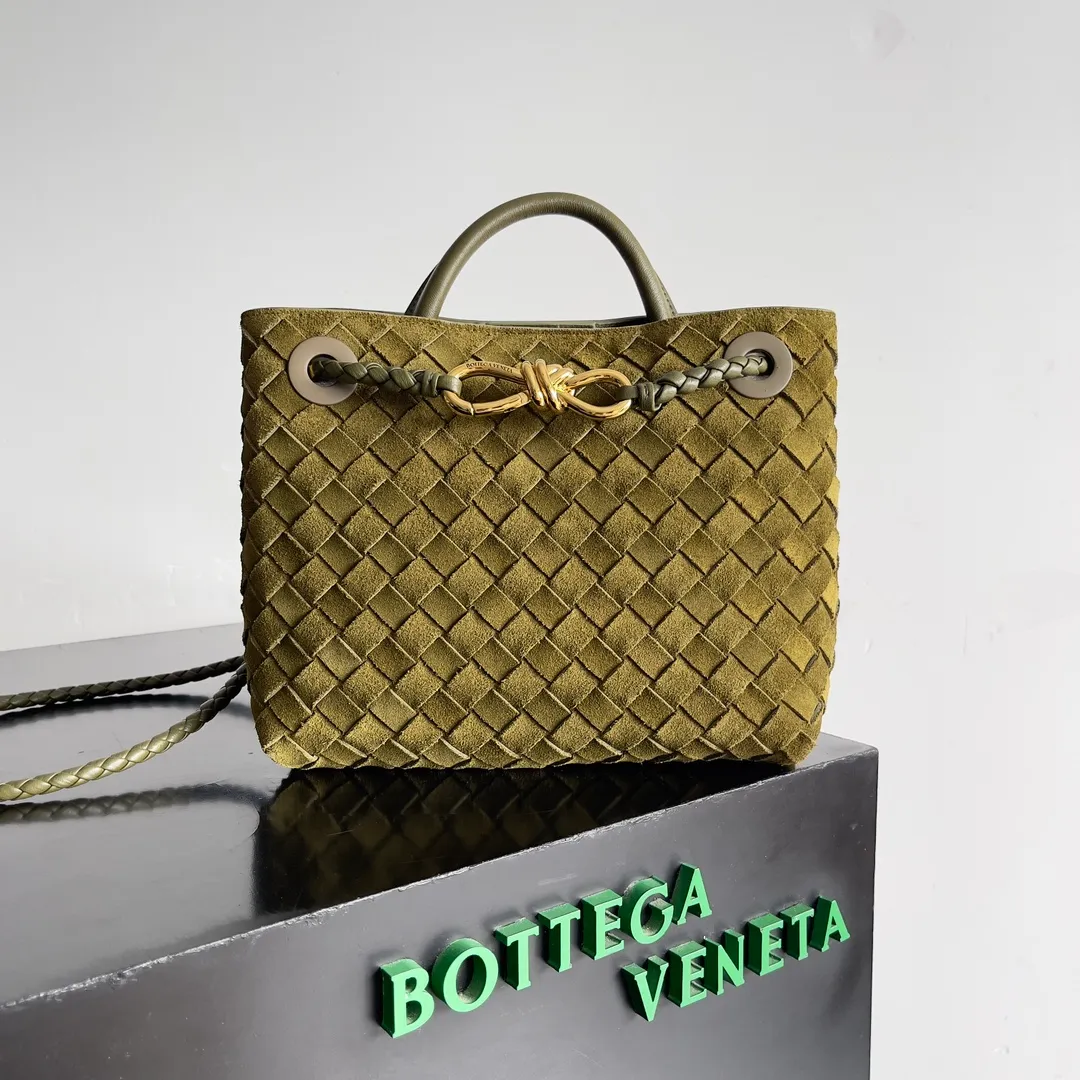 The 2023 new Andiamo batch of 1960 BV has been shipped‼ ️Really popular🔥The new Andiamo woven handbag launched by Bottega Veneta this season is really popular all over the world! ! Celebrities at home and abroad have worn it, and Oscar-winning actress Michelle Yeoh has taken it out on the street. Song Jia, Trai Yara, Yu Feihong, Sanji Ayaka, Rosie Hunting-Whiteley, Yoshioka Riho, etc. have all picked up this bag. It is classic and versatile, showing off its temperament, and the bag capacity is also large, which is very convenient for daily commuting! ! A variety of carrying methods, the shoulder straps can be adjusted by yourself, the original lambskin feels soft and delicate, and the neutral style is made to break gender boundaries and bring a more practical and longer-lasting use experience. Andiamo, which has both elegant and casual styles, perfectly interprets the true appearance of "fashionable old money style". Style number: 743568 (suede) Size: 25*22*10.5cm